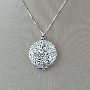 Colar relicário redondo vazado em banho de prata silver