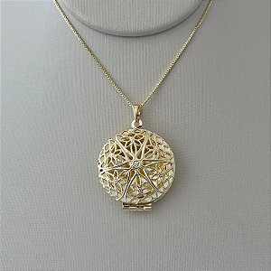 Colar relicário redondo vazado em banho de ouro 18k