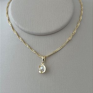 Colar pingente de pérola entrelaçada em banho de ouro 18k