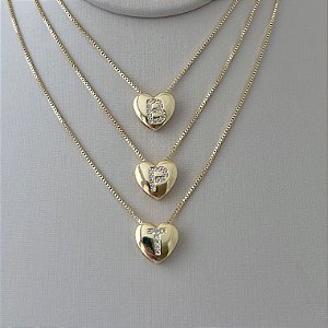Colar coração de letras variadas cravejadas em banho de ouro 18k