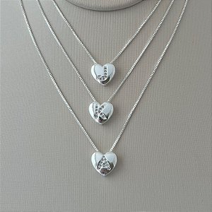 Colar coração de letras variadas cravejadas em banho de prata silver