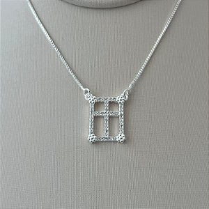 Colar pingente quadrado de cruz cravejado em banho de prata silver