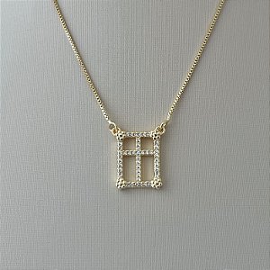Colar pingente quadrado de cruz cravejado em banho de ouro 18k