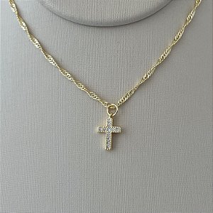 Colar pingente de cruz cravejada em banho de ouro 18k
