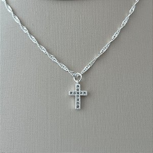 Colar pingente de cruz cravejada em banho de prata silver