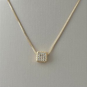 Colar pingente quadrado cravejado em banho de ouro 18k