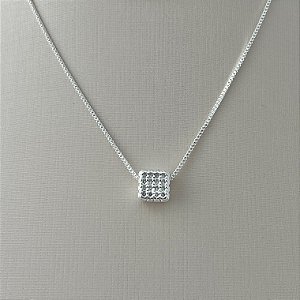 Colar pingente quadrado cravejado em banho de prata silver