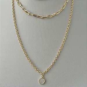 Colar duplo com pingente redondo cravejado em banho de ouro 18k