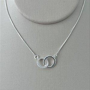 Colar círculos cravejados entrelaçados em banho de prata silver
