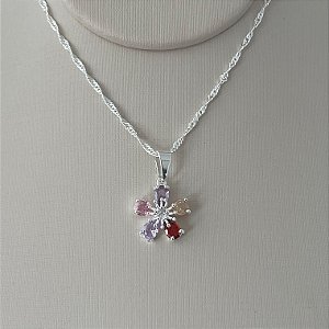 Colar flor cravejada colorida em banho de prata silver