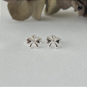 Brinco infantil de laço liso em banho de prata silver