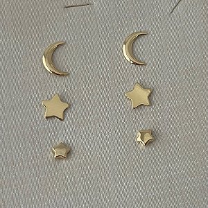 Brinco trio lua e estrelas em banho de ouro 18k