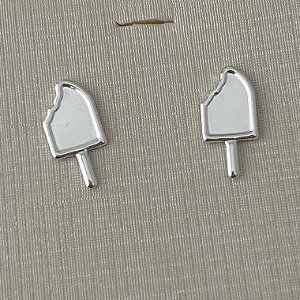 Brinco infantil de picolé liso em banho de prata silver