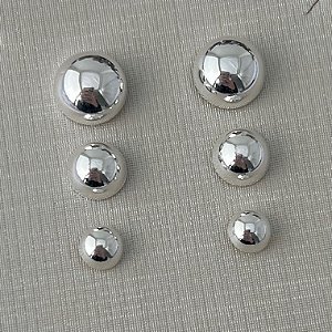 Trio de brincos meia bola lisa em banho de prata silver