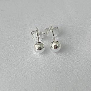 Brinco bola M lisa em banho de prata silver