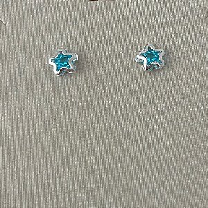 Brinco infantil estrela colorida em banho de prata silver