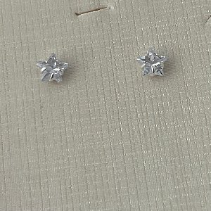 Brinco ponto de luz formato estrela M
