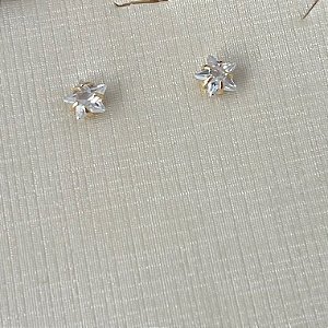 Brinco ponto de luz formato estrela M em banho de ouro 18k