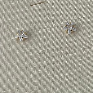 Brinco ponto de luz formato estrela P em banho de ouro 18k