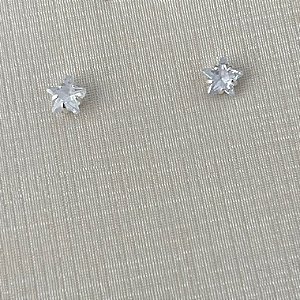 Brinco ponto de luz formato estrela P em banho de prata silver