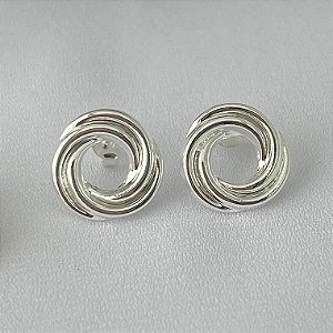 Brinco redondo trançado vazado em banho prata silver