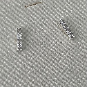 Brinco tubo cravejado em banho de prata silver