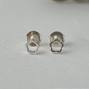 Brinco mini flor vazado em banho de prata silver
