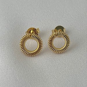 Brinco tipo mola P em banho de ouro 18k