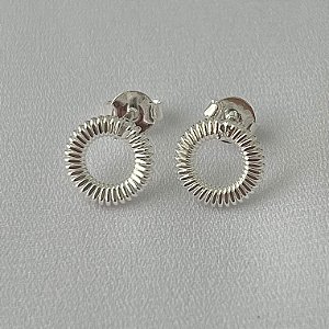 Brinco tipo mola P em banho de prata silver