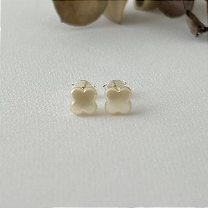 Brinco inspiração Van-Cleef madrepérola em banho de prata silver