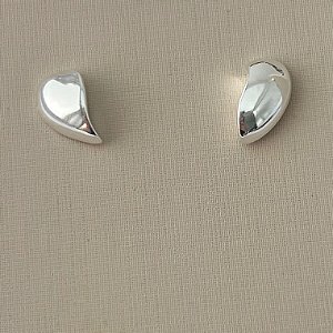 Brinco meio coração liso em banho de prata silver