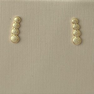 Brinco quatro bolinhas em banho de ouro 18k