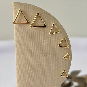 Trio de brincos formato triângulos vazados em banho de ouro 18k