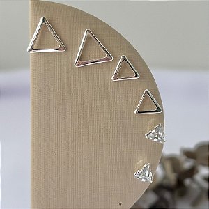 Trio de brincos formato triângulos vazados e ponto de luz em banho de prata silver