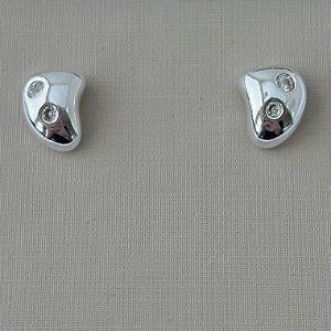 Brinco orgânico com pontos luz em banho de prata silver