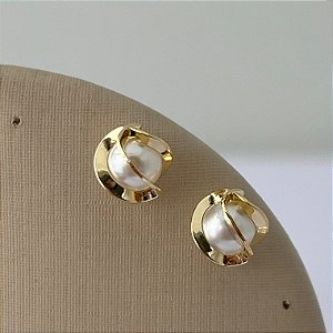 Brinco de pérola entrelaçada V2 em banho de ouro 18k