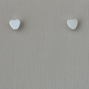 Brinco mini coração em banho de prata silver