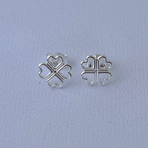 Brinco de trevo de quatro folhas vazado em banho de prata silver