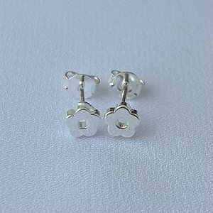 Brinco mini flor em banho de prata silver
