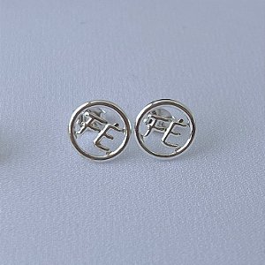 Brinco Fé vazado em banho de prata silver