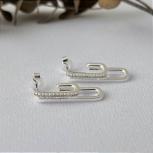 Brinco duas colunas lisa e cravejada em banho de prata silver