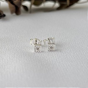 Brinco mini quadrado cravejado em banho de prata silver