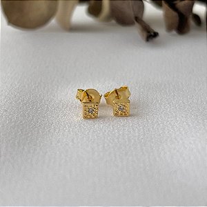 Brinco mini quadrado cravejado em banho de ouro 18k