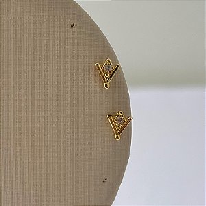Brinco mini V cravejada em banho de ouro 18k