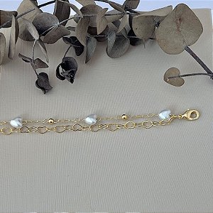 Pulseira dupla de corações vazados e pérolas em banho de ouro 18k