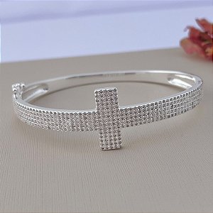 Bracelete cravejado de cruz  em banho de prata silver