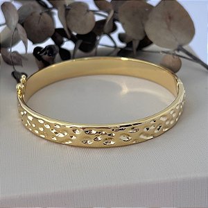 Bracelete com textura orgânica em banho de ouro 18k