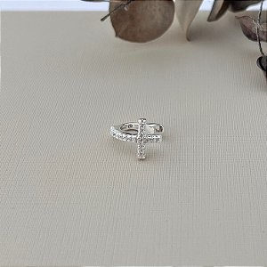 Piercing fake de cruz cravejada em banho de prata silver