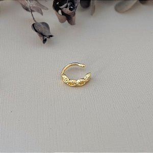 Piercing fake trançado vazado em banho de ouro 18k