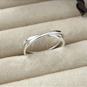 Anel aro 13,5 entrelaçado liso em banho de prata silver